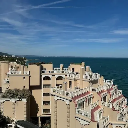 с изглед към морето в ла мер *