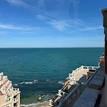 Апартамент с изглед към морето в ла мер Златни пясъци