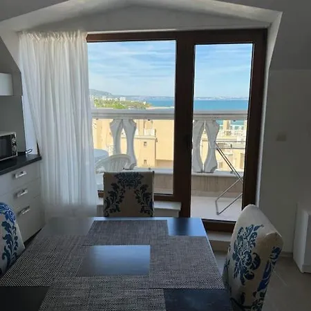 с изглед към морето в ла мер * Zlate písky