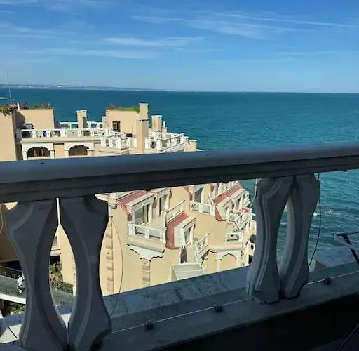 с изглед към морето в ла мер Апартамент