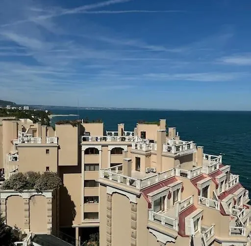 с изглед към морето в ла мер *